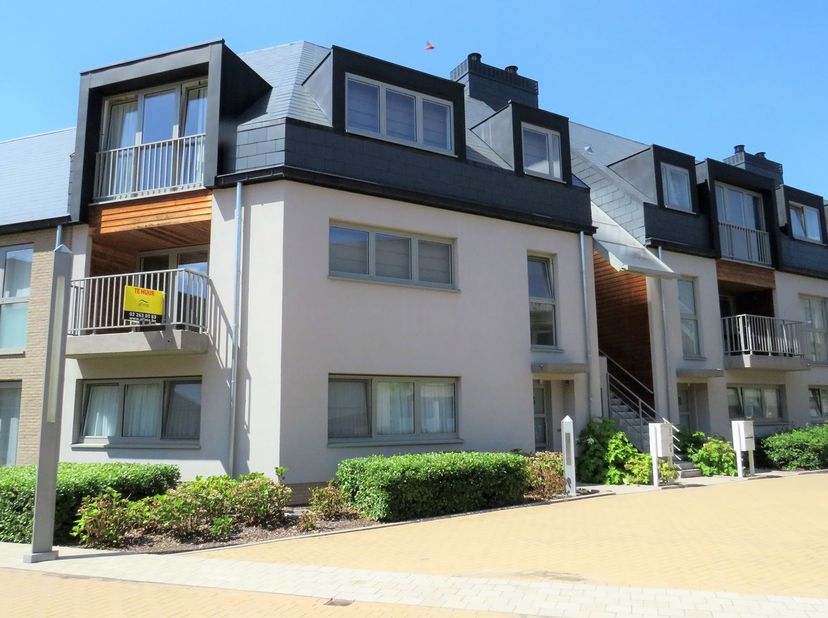 Gelegen op de eerste verdieping van het stijlvolle Ijsfabriekcomplex in Strombeek-Bever, biedt dit prachtige duplex appartement een indrukwekkende bew