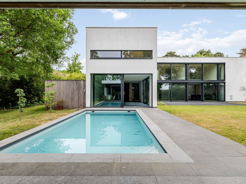 Deze prachtige exclusieve villa, is gelegen in de groene omgeving van Schilde. Het betreft een strakke high-end villa met een ruime tuin en maar liefs