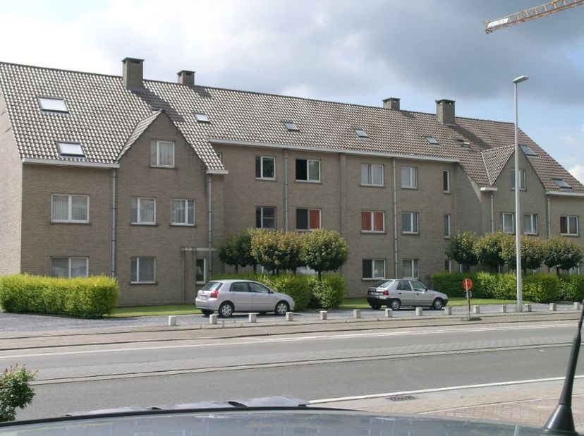 Dit ruime appartement op de eerste verdieping (gebouw zonder lift) beschikt over een inkomhal, ruime zonnige leefruimte, basis leefkeuken (geen toeste