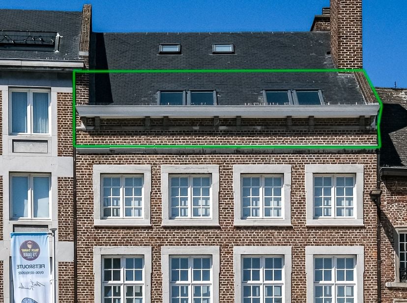 Ruim en lichtrijk appartement met een bewoonbare oppervlakte van 115 m², gelegen op een toplocatie aan de Grote Markt in Sint-Truiden. Dit proper afge