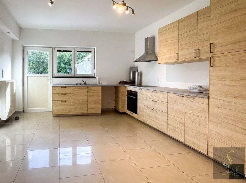 *** APPARTEMENT VENDU ! ***<br />
À Anderlues, découvrez cet appartement de plain-pied entièrement rénové, idéal pour ceux qui recherchent un cadre de