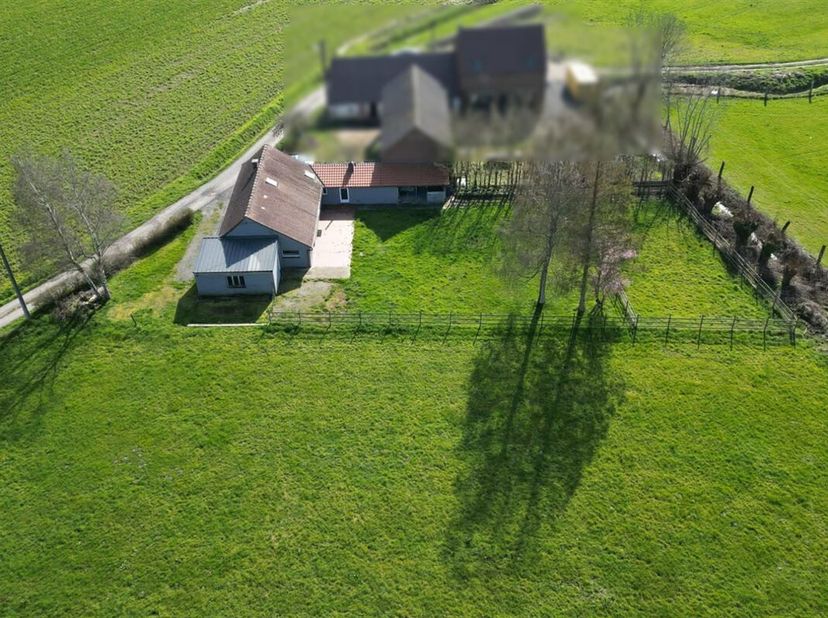 Charmant huis ideaal gelegen op 12 are 40 centiares grond op het platteland, op slechts 10 minuten van Doornik.<br />
Dit mooie huis met 3 slaapkamers