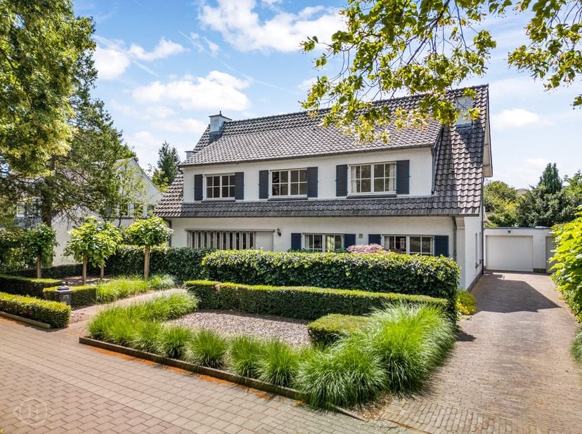 In de prestigieuze Koning Leopold III-laan, één van de meest gegeerde straten van Heverlee, presenteren wij u deze statige villa. Perfect onderhouden