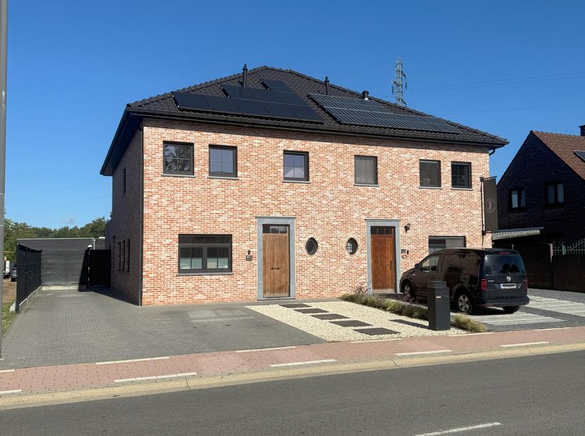 Bienvenue dans cette maison récente, moderne et particulièrement économe en énergie de 214 m², située Bieststraat 67/2 à Zolder. Elle allie une finiti