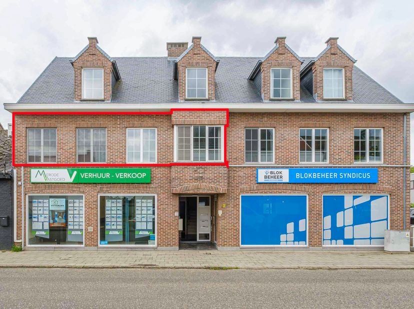 LOT 2: APPARTEMENT MET GARAGE -<br />
<br />
Gemeente LAAKDAL (Veerle) – 1e afdeling<br />
In een gebouw met handelsruimten, woongelegenheden en garag