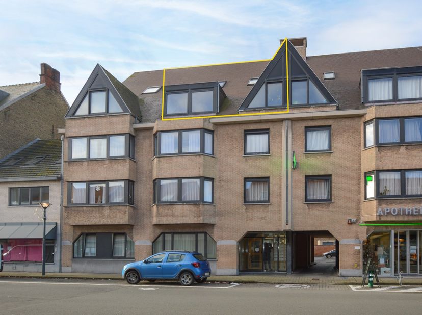 Heel mooi en luchtig appartement tegenover de markt van Oudenburg. Instapklaar met 2 slaapkamers, overloop/bureau mogelijkheid om te gebruiken als 3de