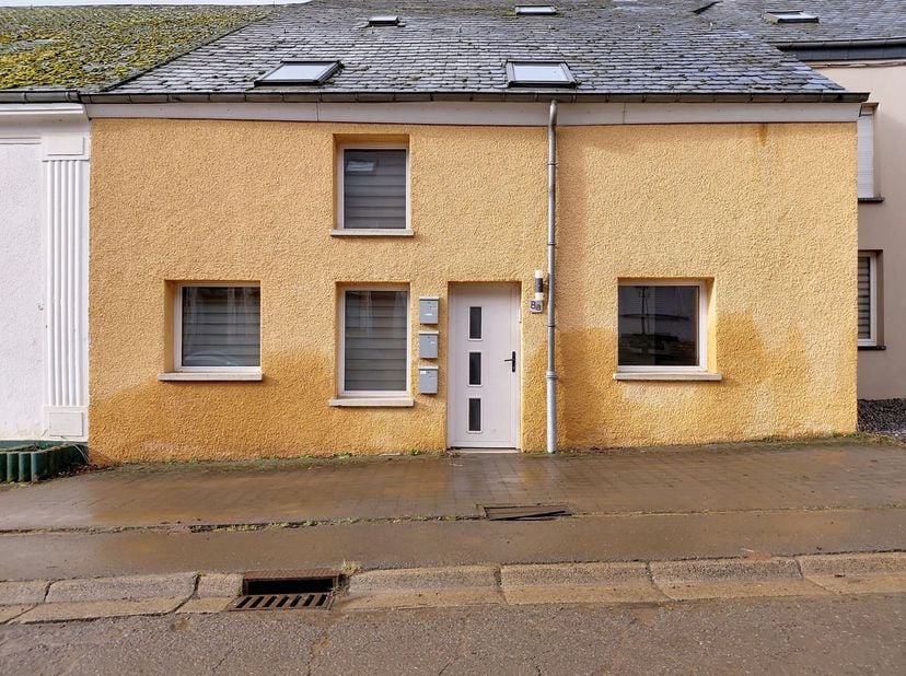 W Immobilière biedt u dit ruime appartement van 103 m² aan, gelegen in het dorp Battincourt. Het appartement bestaat uit een grote en lichtrijke woon-