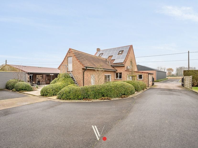 Rustig en landelijk gelegen alleenstaande woning op een perceel van bijna 4.000 m² in agrarisch gebied. Deze eigendom combineert ruimte, privacy en ve