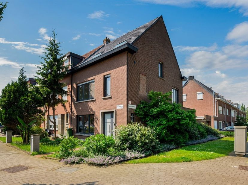 Het pand is gelegen aan de Kruisboogstraat 2, in een rustige en hoofdzakelijk residentiële woonwijk van Ekeren. De straat bevindt zich in een kindvrie