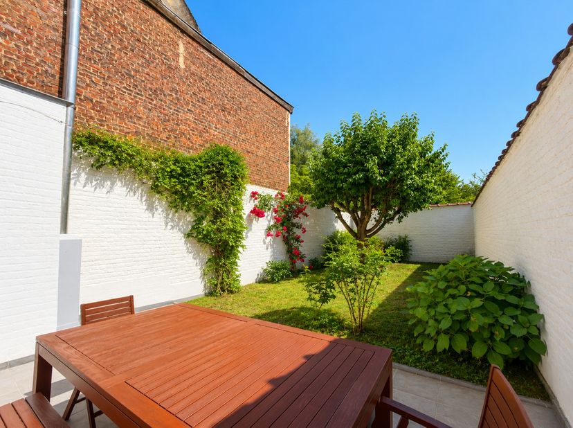 Ideaal gelegen in de Noyerstraat in Schaerbeek, vlakbij de Plaskywijk, de Europese instellingen en het NAVO-hoofdkwartier, geniet deze charmante wonin