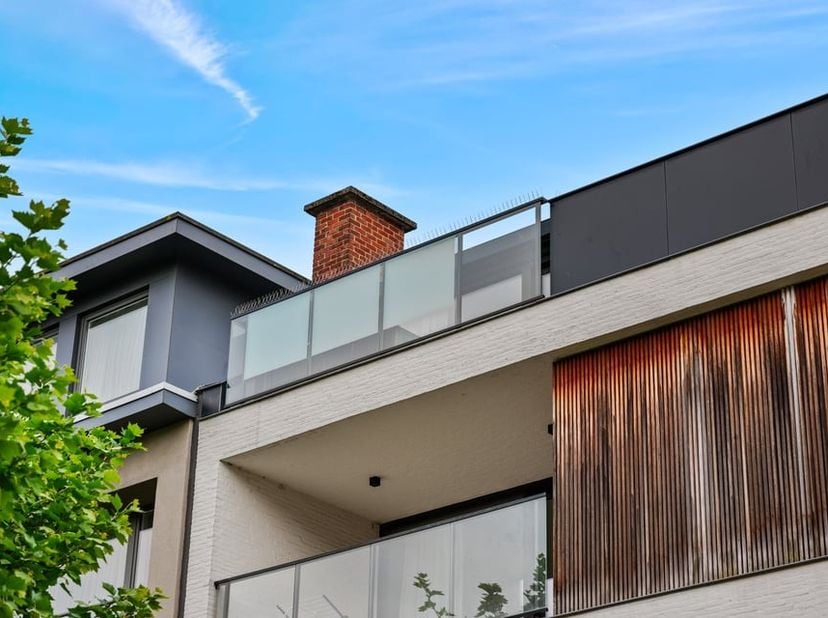 In de Tichelrijstraat in Sint-Truiden bevindt zich dit modern en instapklaar appartement op de derde verdieping. Deze aangename woonst combineert ruim