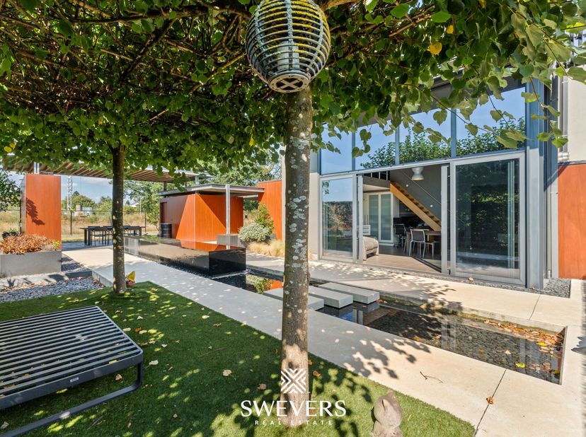 Voor meer info en foto’s, surf naar www.swevers.be – Deze halfopen woning werd in 2008 volledig heropgebouwd en is sindsdien uitstekend onderhouden. Z