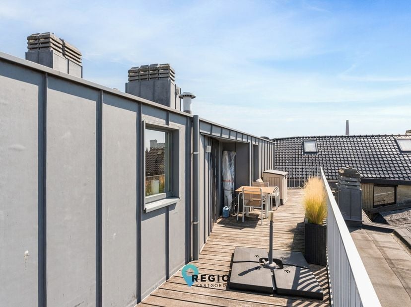Op een absolute toplocatie in het centrum van Gent vindt u dit prachtige, recente dakappartement op de derde verdieping van een stijlvolle en kleinsch