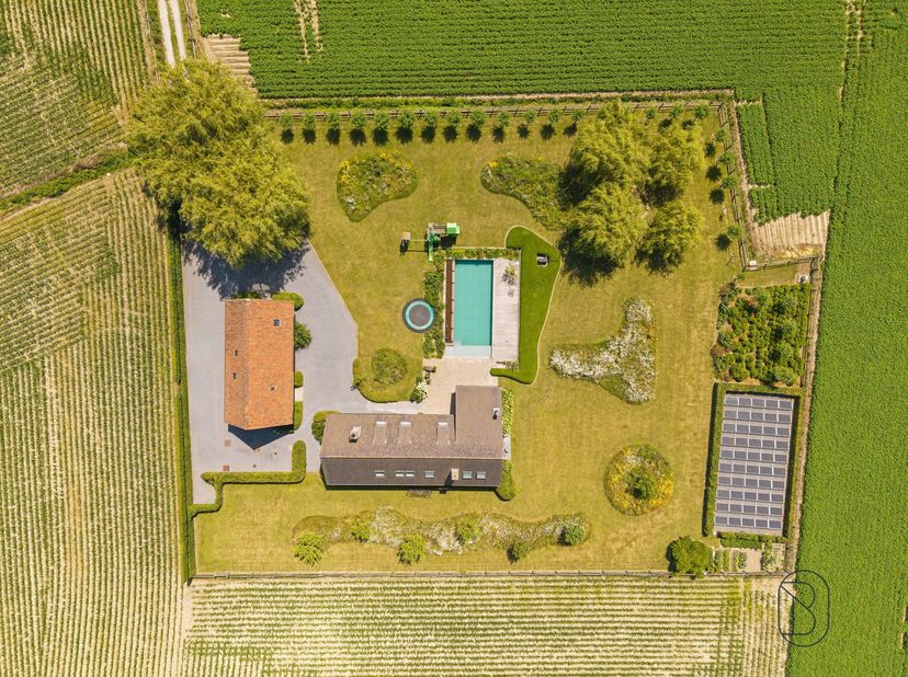 Exclusief gelegen landhuis + bijgebouw, met zwembad en absolute privacy op 5.329 m². <br />
<br />
Verscholen in het groen, te bereiken via een lang