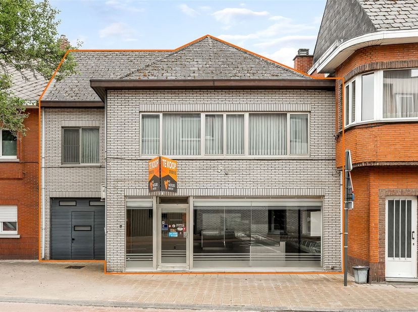Centraal gelegen, ruime woning (415m2)<br />
<br />
Belangrijkste troeven:<br />
- Gelijkvloerse oppervlakte van ca 290m2!<br />
- Woonst met 3 ru