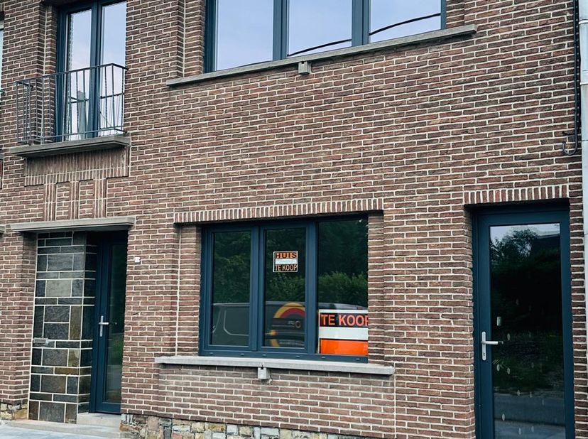 Instapklare, volledig gerenoveerde gezinswoning met 4 slpk<br />
<br />
Bent u op zoek naar een woning waar u zonder zorgen kunt intrekken? Dan is dez