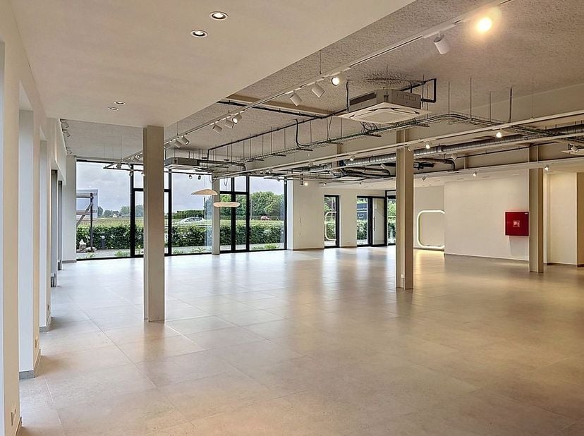 Ce bureau/showroom neuf et haut de gamme à louer est idéalement situé le long du Westerring (N60) avec une connexion immédiate à l'E17 et, grâce à cet