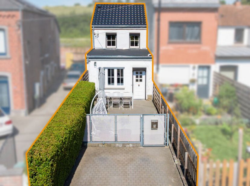 Charmante maison semi-mitoyenne rénovée récemment (+/- 82m² daprès PEB) 1 chambre, terrasse garage et place de parking très bien située dans un endroi