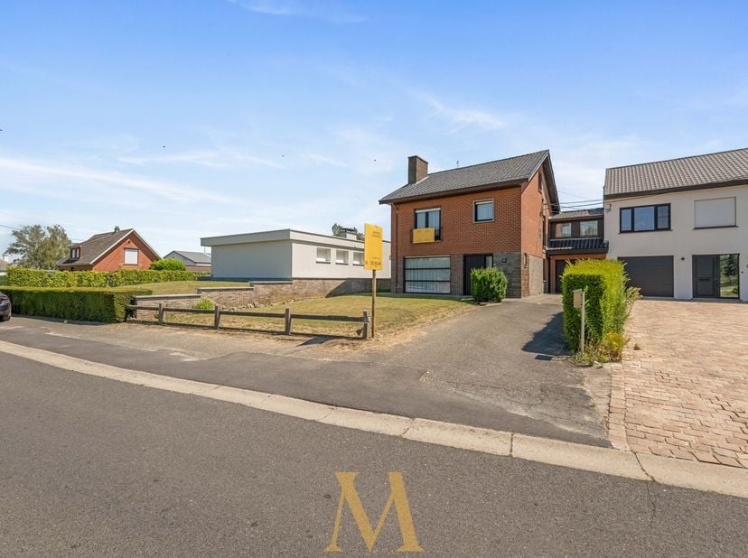 Deze rustig gelegen halfopen bebouwing biedt tal van mogelijkheden voor wie een woning volledig naar eigen smaak en hedendaagse woonnormen wil renover