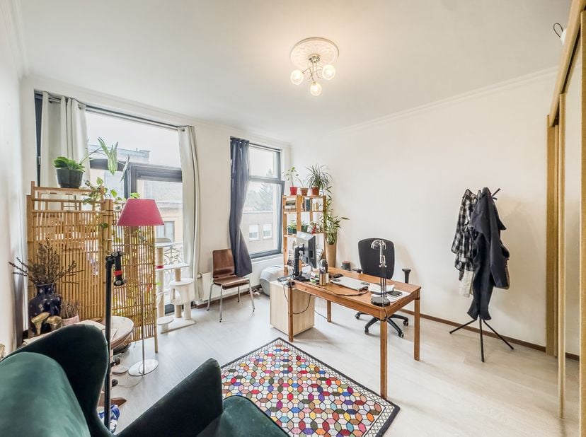 Op slechts een steenworp afstand van het Koninklijk Paleis, in een gewilde woonwijk, vindt u deze lichte duplexwoning met 2 slaapkamers en een heerlij