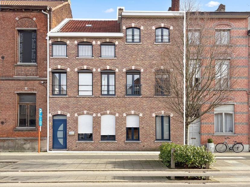 Ruime gezinswoning met tal van mogelijkheden op toplocatie in Mechelen.<br />
Op een uitstekende ligging in Mechelen, vlakbij de Vaart, het Vrijbroekp