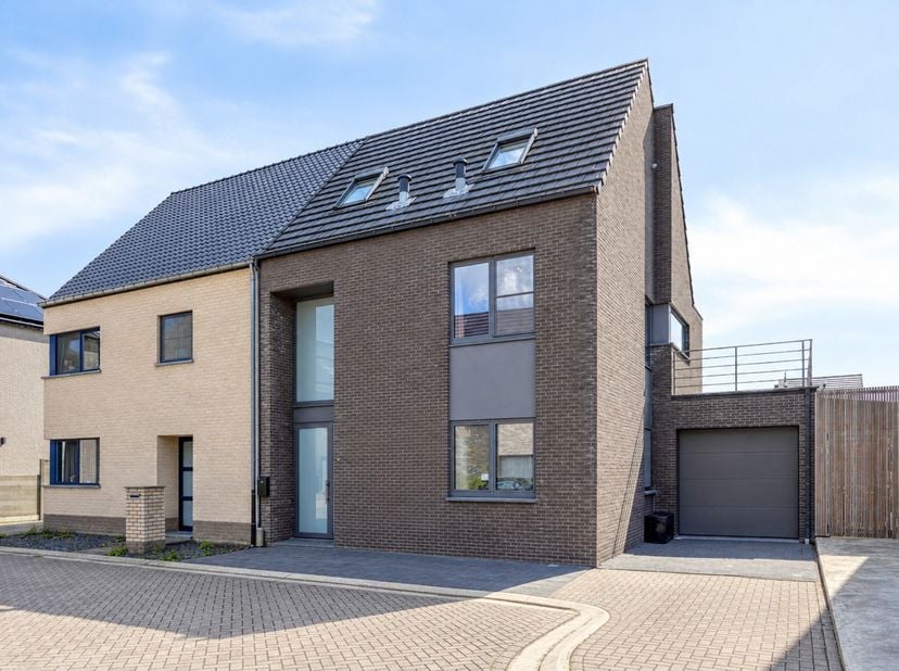 Huis te koop in David Weytsstraat 15,
                    2480 Dessel