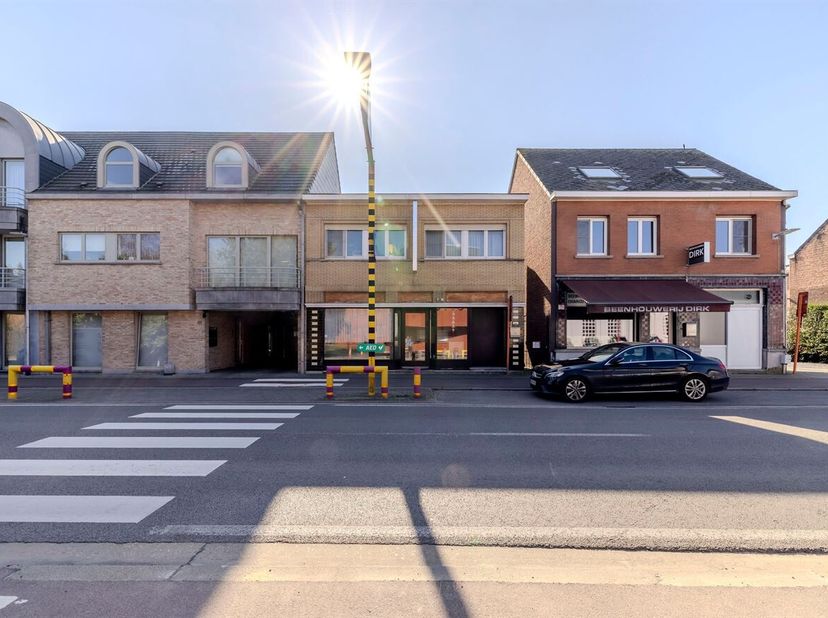 Propriété commerciale avec jardin arrière et appartement à l'étage avec 4 chambres à coucher dans le centre de Berlaar-Heikant !<br />
Cet immeuble co
