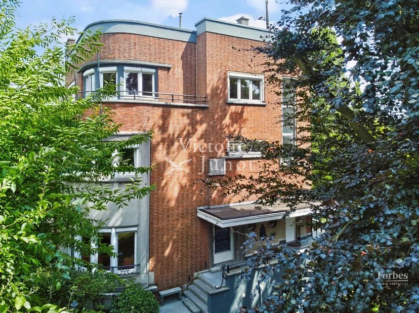 Ontdek deze prachtige 'Art Déco'- woning (bebouwde oppervlakte +- 523 m²) met tuin (Z) ideaal gelegen tussen Montgomery en Vogelzang. Deze woning best