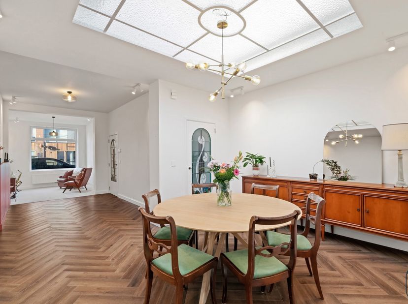 Cette maison à l'architecture exceptionnelle, récemment rénovée dans le respect de son caractère authentique et enrichie d'une nouvelle extension élég