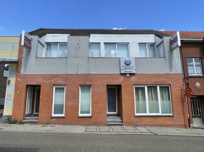 <br />
De toegang naar het appartement bevindt zich aan achteraan. De inkomhal voorziet aan de linkerzijde een wasplaats, de cv-ruimte en doorgang tot