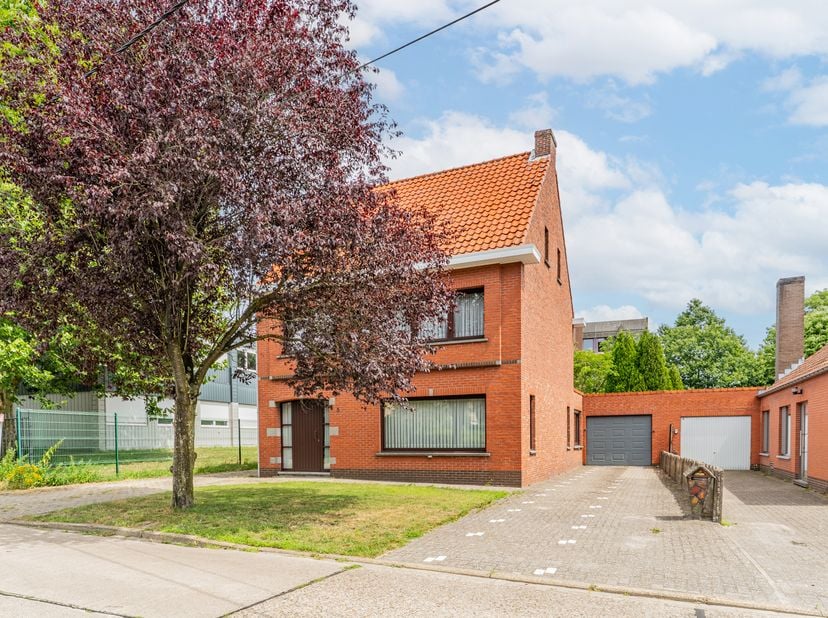 Ruime gezinswoning op 725 m², rustig gelegen in het centrum van Beerse<br />
Deze gezinswoning is rustig en groen gelegen, op wandelafstand van het ce