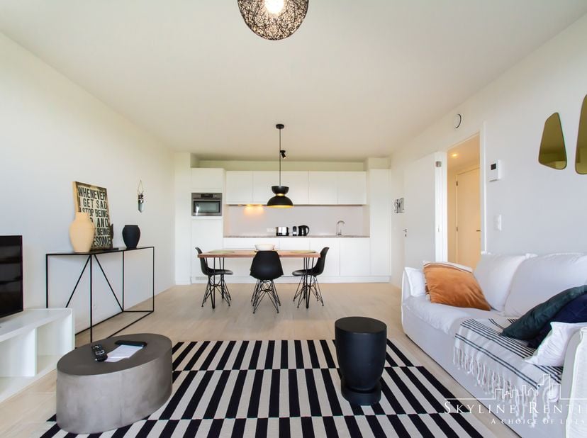 FE A 7.7 – CONTRAT D’UN MIN. DE 1 AN – DISPONIBLE À PARTIR DU 01/09/2026 – Magnifique appartement meublé dans un immeuble récent datant de 2015. Situé