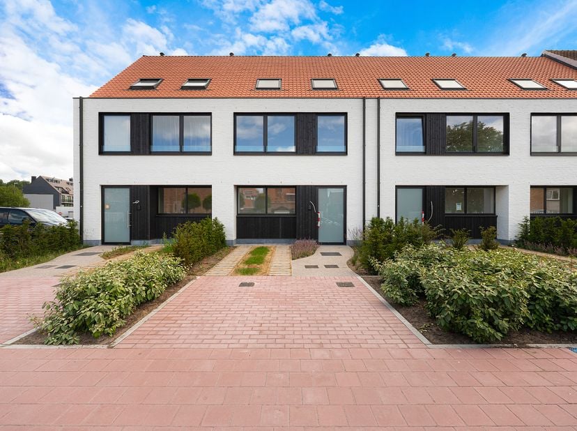Op een uitstekende ligging, vlak bij het park en op wandelafstand van de zeedijk, bevindt zich deze kwalitatieve nieuwbouwwoning. De woning wordt nog