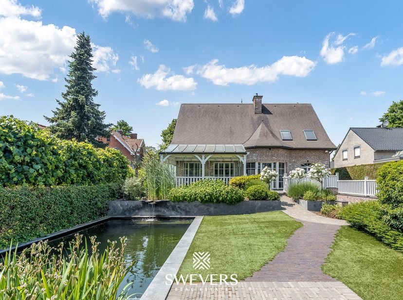 Voor uitgebreide info, surf naar www.SWEVERS.be! – “Exclusief”. Kort maar bondig en zonder twijfel het woord dat deze luxueuze villa nabij het centrum