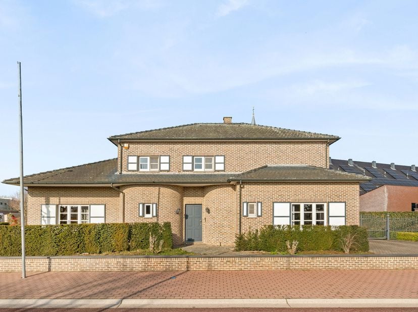 In de rustige en gegeerde Kloosterstraat te Kinrooi bevindt zich deze indrukwekkende, oerdegelijk gebouwde villa met een bewoonbare oppervlakte van ma