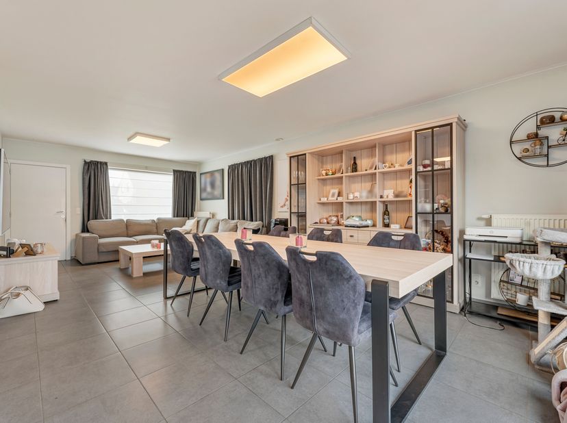 Halfopen bebouwing te koop in Heule  EPC A)<br />
Op een zeer goeie locatie vinden we deze woning terug. Voor de woning hebben we een ruime oprit<br /