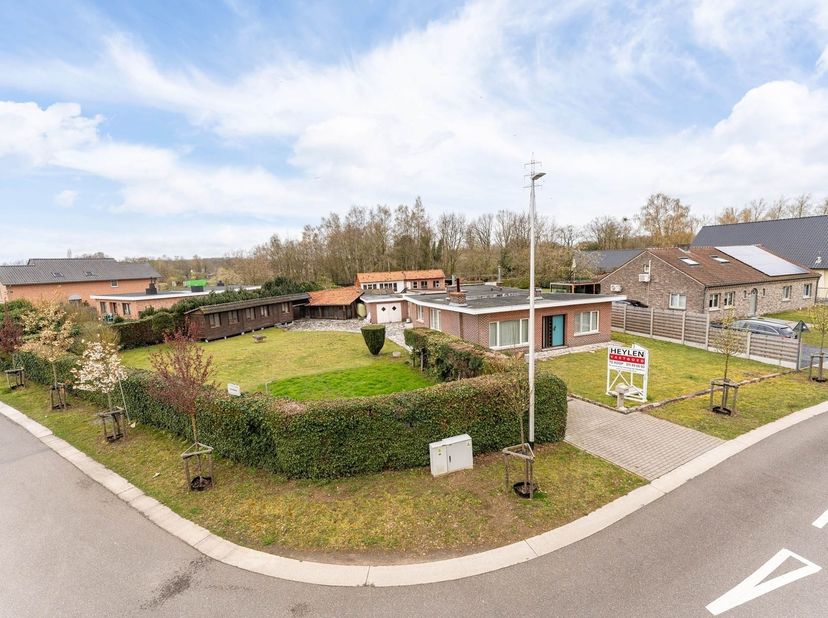Deze woning, gebouwd in 1963, is gelegen op een ruim en uniek perceel. Doorheen de jaren werd ze met zorg onderhouden waardoor ze vandaag nog steeds e