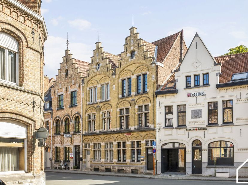 Ligging<br />
<br />
Deze authentieke herenwoning ligt op slechts 100 meter van de Grote Markt. Vanuit de leefruimte en het terras geniet u van een mo