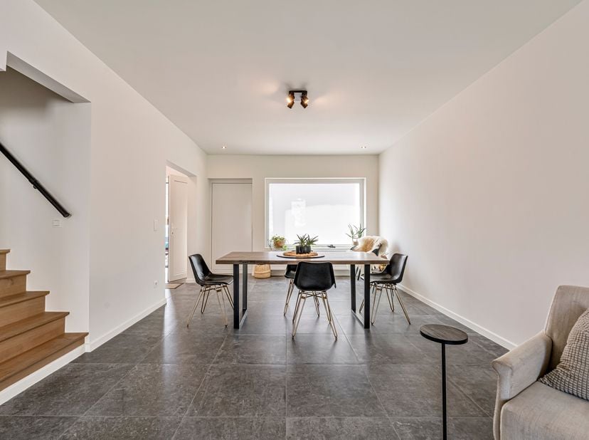 Gerenoveerde woning in Menen te koop !<br />
We betreden deze woning via de inkomhal en komen binnen in de leefruimte. De leefruimte bestaat uit een z