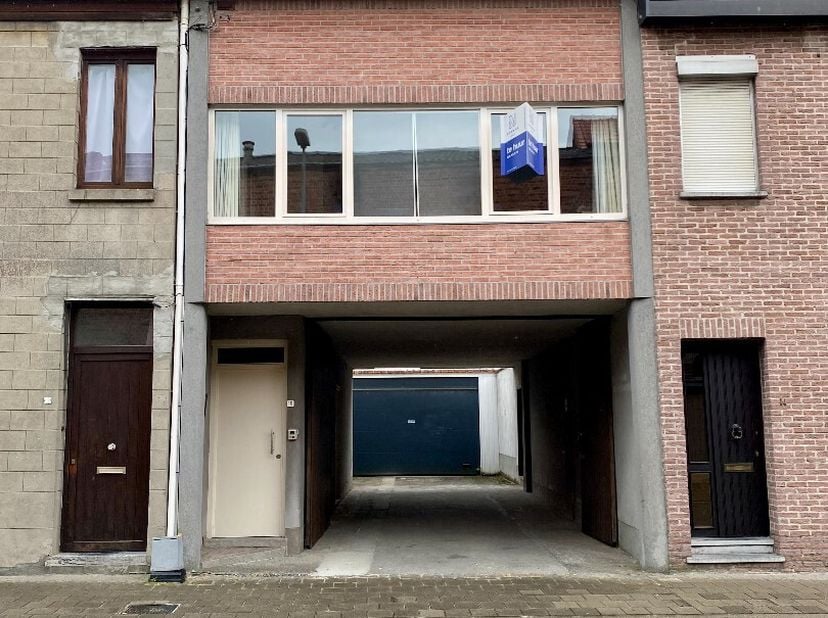 Ontdek deze verzorgde en instapklare bel-etagewoning, ideaal gelegen nabij centrum van Kuurne. De woning combineert comfort met een praktische indelin