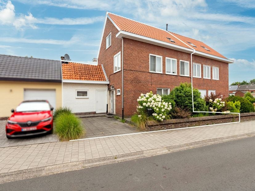 Huurprijs: 1.100 EUR per maand<br />
Kosten plaatsbeschrijving zijn 50/50 te delen door huurder en verhuurder<br />
Huurwaarborg = 3 maanden huur<br /