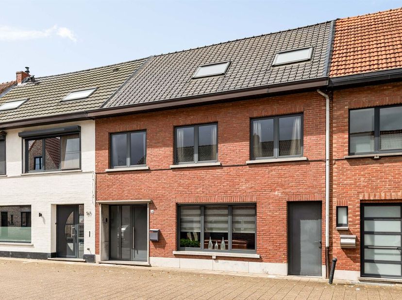 Openhuizendag op zaterdag 13 juni van 17u00 - 18u00 <br />
Instapklare gezinswoning met 3 slaapkamers, mogelijkheid tot 4 slaapkamers en tuin<br />
Ge