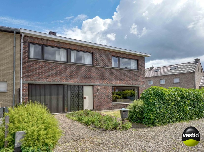 RUIME WONING MET 4 SLAAPKAMERS TE EISDEN<br />
<br />
Deze verrassend ruime woning treffen we aan op de hoek van de Populierenstraat en de Kortestraat