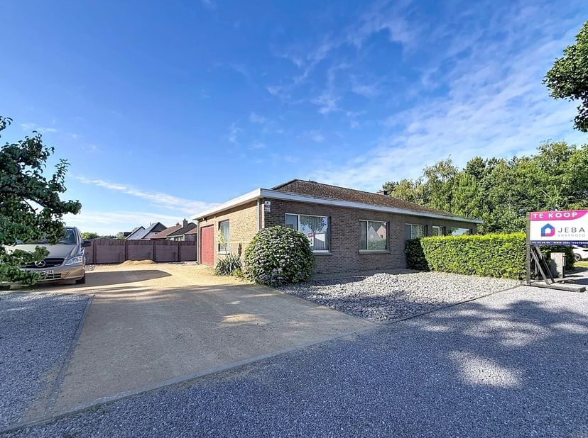 Deze gelijkvloerse woning is gelegen te Mol-Wezel, een rustige straat in een groene omgeving.<br />
Het perceel heeft een oppervlakte van 1010 m².<br