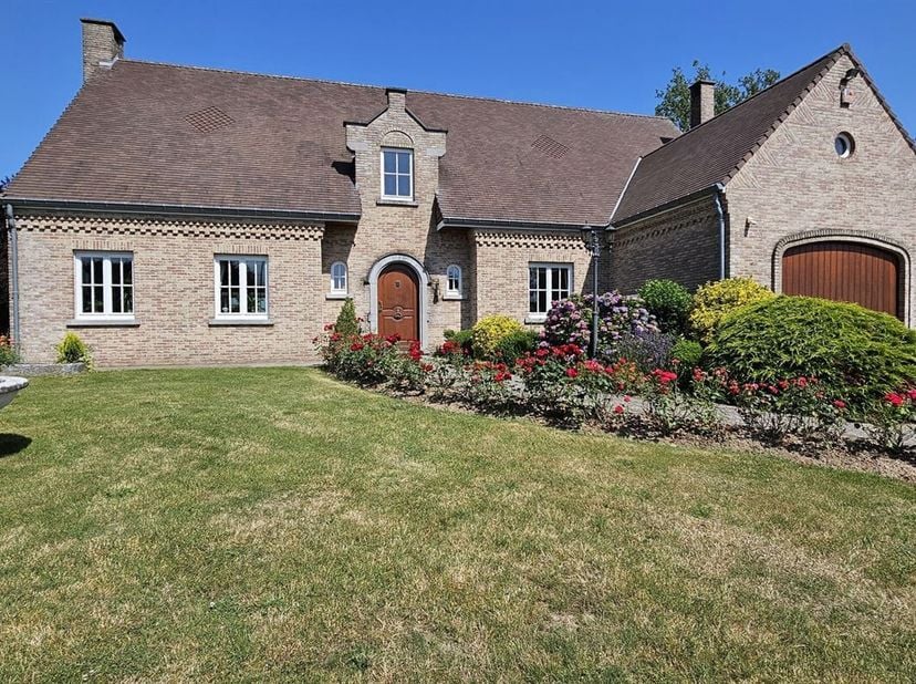 Superbe villa idéalement située et comprenant:<br />
Sous-sol: Cave et vide ventilé sous toute la maison.<br />
Rez: Hall d'entrée, WC séparé, bureau,