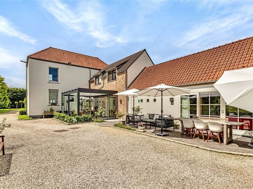 UNIEK aan de SCHELDE gelegen PRACHTIG LANDHUIS op 6387m2. <br />
Charmante TOEGANGSWEG en aangelegde parking, omringd door GROEN en genietend van alle