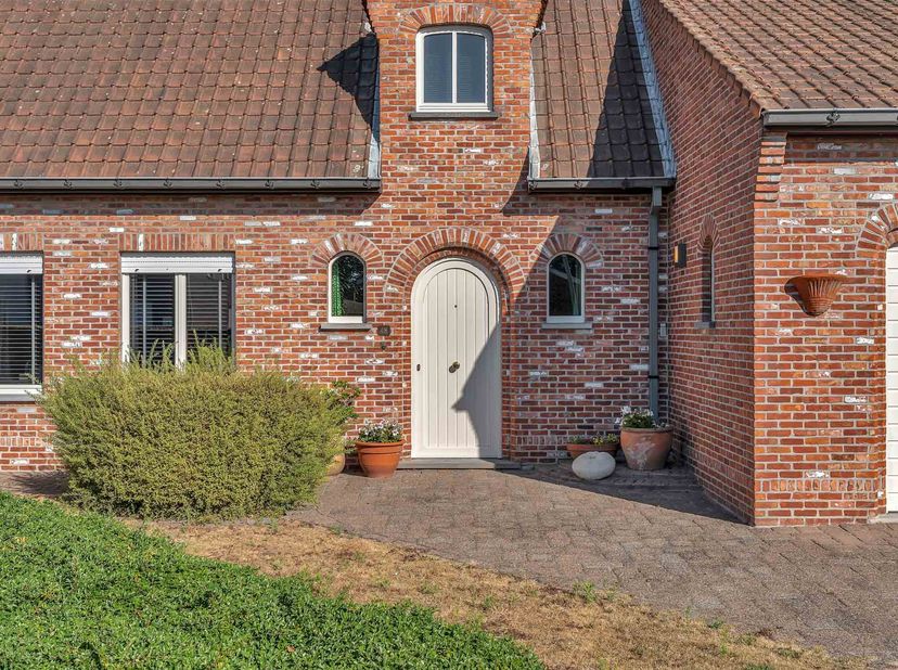 Deze ruime woning in de Machelenbinnenweg in Deinze is gelegen op een ruim perceel van maar liefst 1.009 m² en biedt dankzij haar omvang en indeling h