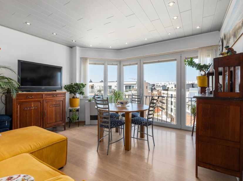 Te koop: mooi gerenoveerd appartement in het centrum van Koksijde, op wandelafstand van winkels, openbaar vervoer en de zee. Dit appartement combineer
