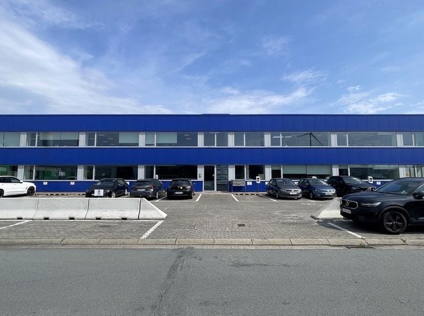 351m² de bureau en rez-de-chaussée joliment aménagé<br />
Emplacement : sur la rive droite du port d'Anvers, facilement accessible via l'A12 et les tr