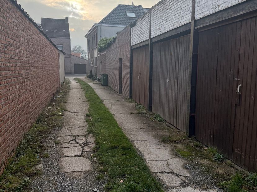 In de Geldhofstraat 116 bevindt zich deze praktisch gelegen garage/opslagplaats, ideaal voor wie op zoek is naar extra bergruimte of een veilige parke